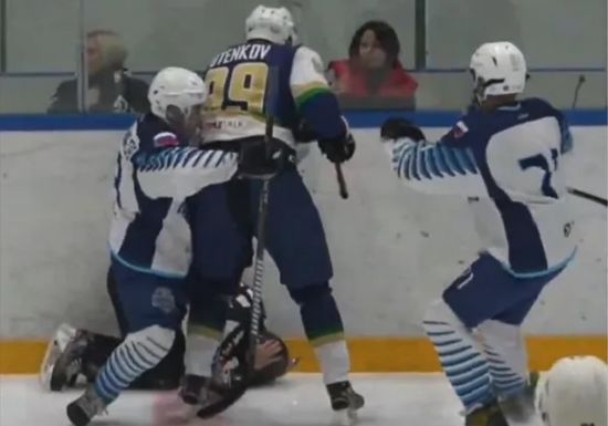 Российский хоккеист стукнул арбитра клюшкой и добивал ногами (видео)