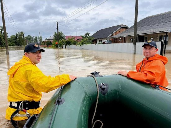 Наводнение на Прикарпатье: вода заливает населенные пункты, жителей эвакуируют на лодках (фото, видео)