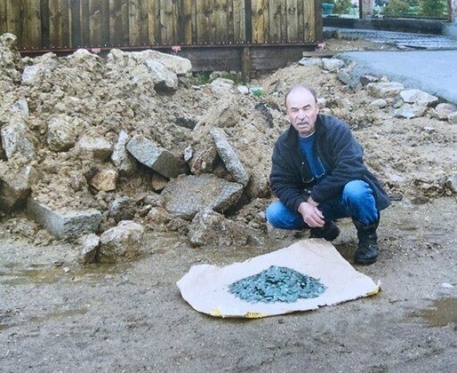 Мужчина работал на ферме и случайно нашел клад, но миллионером не стал: 