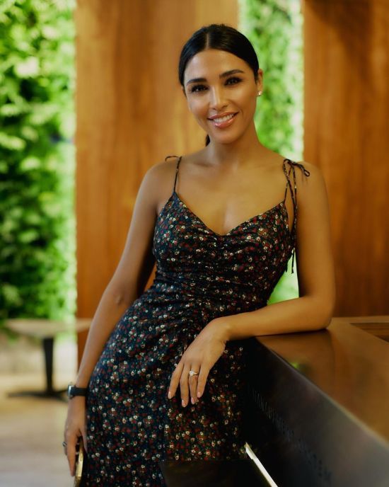 Санта Димопулос взбудоражила воображение фанатов пикантным фото в одном лишь нижнем белье