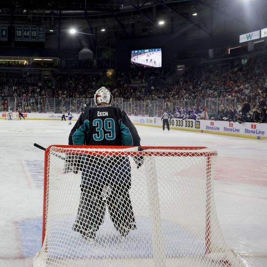Не футболом единственным: легендарный вратарь Петр Чех установил уникальное достижение (видео)