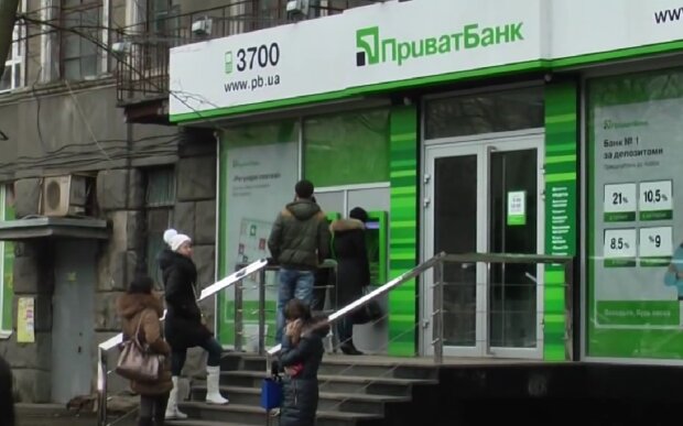 Заблокировал карту без объяснений: ПриватБанк оставил вдову военного с ребенком без копейки на существование