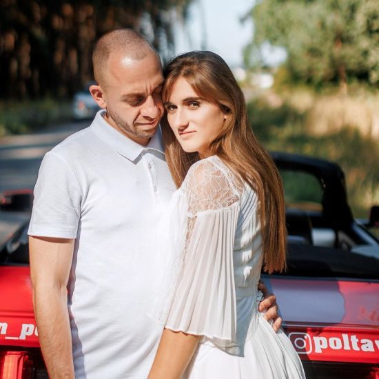 Беременная блогерша Даша Евтух насмешила подарком от мужа по случаю особого праздника