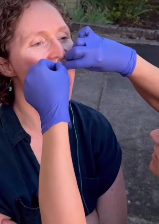 Женщина с языком больше теннисного мяча побила рекорд: как он выглядит (видео)