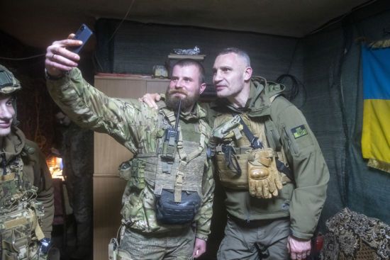 Віталій Кличко вкотре приїхав на Донбас на передову – відвіз бійцям дрони, системи РЕБ та броньовик