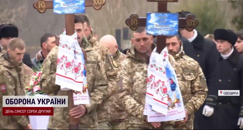 Матір і немовля поховали в одній труні: попрощались із подружжям військових та їхніми трьома дітьми