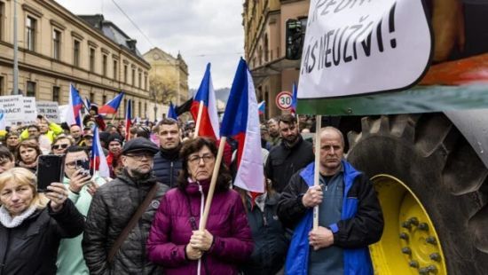 Попытки склонить Украину к капитуляции и протесты чешских фермеров: что произошло в мире за сутки