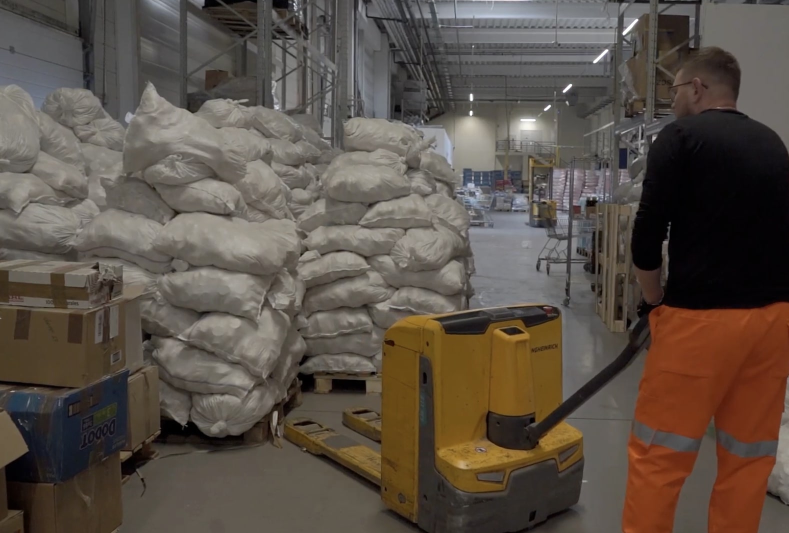 Гуманітарна допомога для пенсіонерів у Харківській області: що саме надають