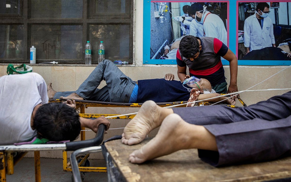 Коронавірусний колапс в Індії: померлих спалюють на вулицях (фото,відео)