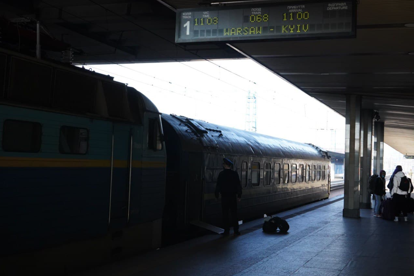 Mary took a direct train to warsaw. Поезд Варшава. Поезд Киев Варшава. Киев Варшава. 068 Л поезд Варшава Киев.